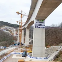 Viadukt Vinjan je dolg 620 metrov in ima več kot 50 metrov visoke 
stebre.
