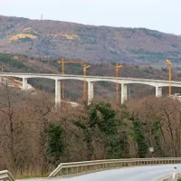 Viadukt Vinjan je prvi železniški viadukt v Sloveniji, ki je bil 
narejen s tehnologijo prostokonzolne gradnje.