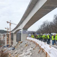 Viadukt Vinjan bi morali graditi enako kot viadukt Gabrovica s 
postopnim narivanjem, a so zaradi fosilnega plazu, ki so ga odkrili 
med gradnjo, morali spremeniti načrte.