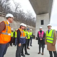 Premier Robert Golob (drugi z desne) je na otvoritvi napovedal še 
bolj ambiciozne načrte za slovensko železniško omrežje.
