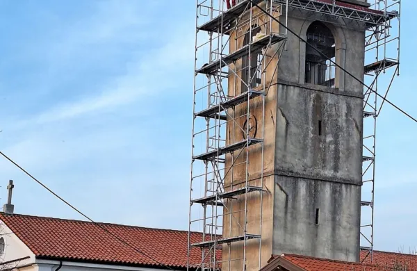  V Kozani od januarja urejajo vrh zvonika. Upajo, da bodo zbrali 
denar za celovito obnovo po Plečnikovi zamisli.