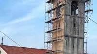 V Kozani od januarja urejajo vrh zvonika. Upajo, da bodo zbrali 
denar za celovito obnovo po Plečnikovi zamisli.