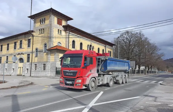 Število tovornjakov skozi Senožeče se kljub  obljubam v zadnjem 
tednu ni bistveno zmanjšalo, opozarjajo domačini.