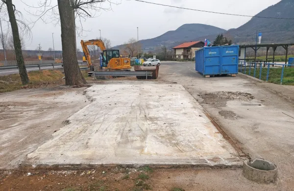 Prejšnji teden so z občinskega zemljišča odstranili zasebni objekt, 
nekdanji gostinski lokal, ki je zapuščen propadal.