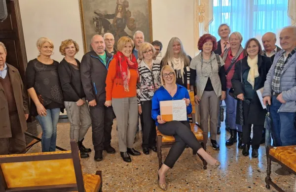 Suzana Todorović s Slovenskim istrskim lingvističnim atlasom 
med svojimi narečnimi govorkami in govorci, brez katerih ga ne bi 
bilo 