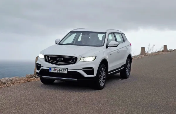 Geely atlas pro 4WD privlači s popolno opremo, dovolj močnim pogonskim sklopom in z dosegljivo ceno.