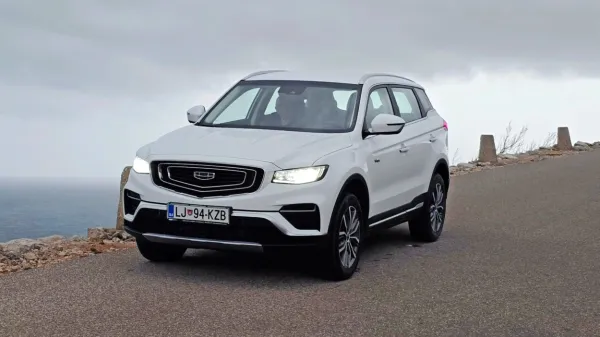 Geely atlas pro 4WD privlači s popolno opremo, dovolj močnim pogonskim sklopom in z dosegljivo ceno.