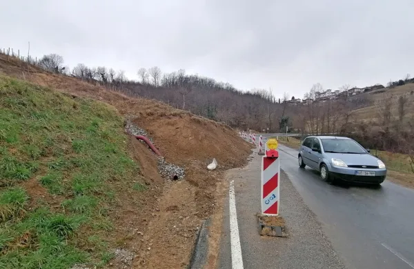 Plaz med Dobrovim in Vipolžami še vedno drsi, sanirali ga bodo  do 
poletja, nato pa cesto razširili. 