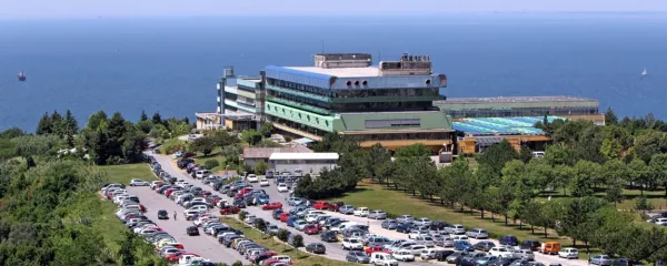 Izolska bolnišnica leži na slikoviti in simbolni lokaciji pod Markovim hribom med Izolo in Koprom. 
