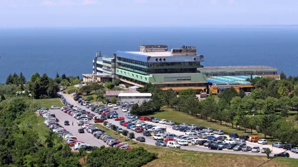 Izolska bolnišnica leži na slikoviti in simbolni lokaciji pod Markovim hribom med Izolo in Koprom. 