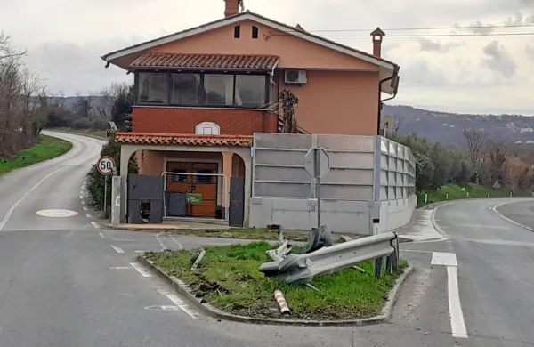 Stanovalci hiše na naslovu Dekani 22 bodo morali še nekaj let 
oprezati za vsakim avtom na lastnem dvorišču. 