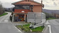 Stanovalci hiše na naslovu Dekani 22 bodo morali še nekaj let 
oprezati za vsakim avtom na lastnem dvorišču. 