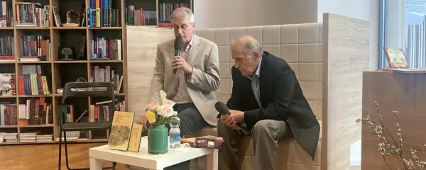 Ivan Vogrič (levo) z Aleksandrom Peršoljo na predstavitvi knjige 
Valentin Matija Živic v Tržaškem knjižnem središču.