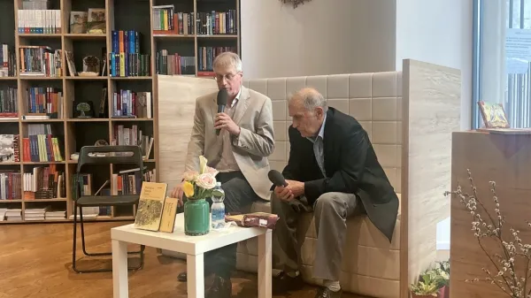 Ivan Vogrič (levo) z Aleksandrom Peršoljo na predstavitvi knjige 
Valentin Matija Živic v Tržaškem knjižnem središču.