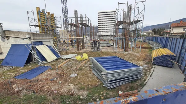 Znotraj ograjenega območja, kjer bo zrasla tretja stolpnica Pinja, 
so končno začeli s pripravljalnimi deli za gradnjo.