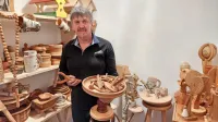 Po upokojitvi se Karel Laharnar ukvarja z lesom, postavil je žago in 
uredil priročno mizarsko delavnico.   