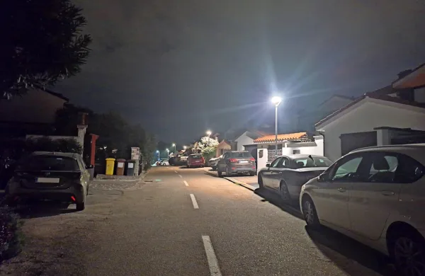 Kar 198 krajank in krajanov Ankarana se je podpisalo pod peticijo, 
naj jim občina še naprej dovoli parkiranje na pločnikih v zgornjem 
delu naselja, kjer so stanovanjske hiše. 