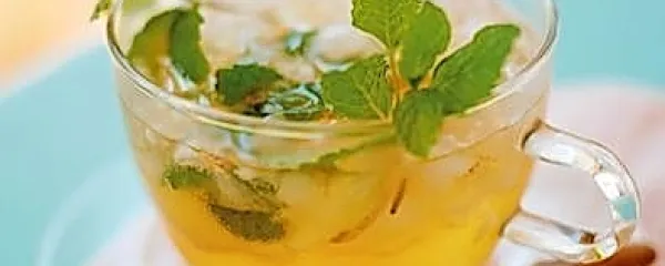 Tudi če v vrel čaj dodamo limonin sok, se bo večina vitamina C 
ohranila. 