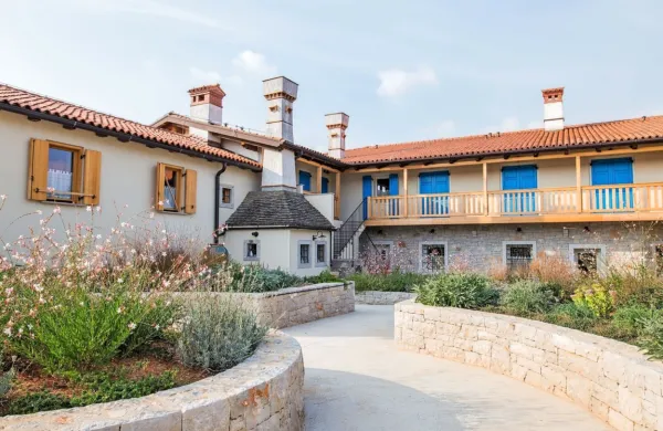 Bio hotel St. Daniel v Hruševici v občini Komen je ena izmed prvih 
zelenih nastanitev na Krasu.