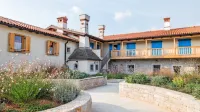 Bio hotel St. Daniel v Hruševici v občini Komen je ena izmed prvih 
zelenih nastanitev na Krasu.