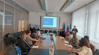 V Vipavi so za turistične ponudnike in zavode pripravili  prvo od več delavnic o pomenu dostopnosti 
informacij, prostora  in storitev za  vse   goste Vipavske doline.    