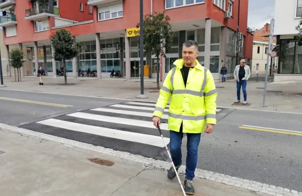 “Prej, ko so bile še kocke, sem brez težav šel čez prehod za pešce, zdaj, ko je asfalt, pa me sredi prehoda kar 'odnese' v levo ali desno, saj se nimam na kaj orientirati,” pravi Ivan Horvat. 