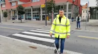 “Prej, ko so bile še kocke, sem brez težav šel čez prehod za pešce, zdaj, ko je asfalt, pa me sredi prehoda kar 'odnese' v levo ali desno, saj se nimam na kaj orientirati,” pravi Ivan Horvat. 