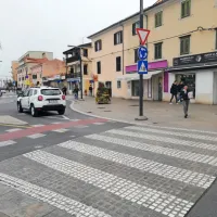 Tudi prehod za pešce v krožišču pri koprski tržnici bo na veliko 
žalost slepih in slabovidnih kmalu namesto granitnih kock dobil 
asfaltno prevleko.