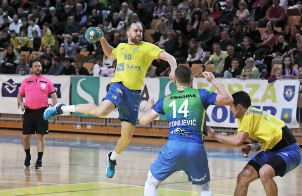 Tine Poklar (z žogo) je v nedeljo vselej našel ključ za odklepanje 
celjske obrambe.  