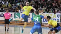 Tine Poklar (z žogo) je v nedeljo vselej našel ključ za odklepanje 
celjske obrambe.  