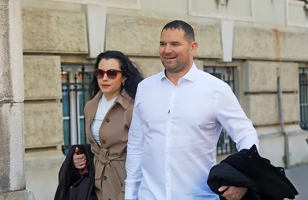 Rok Snežič in njegova odvetnica Anita Peček Stramšak sta bila 
prešerne volje ob prihodu na sodišče in odhodu z njega. 