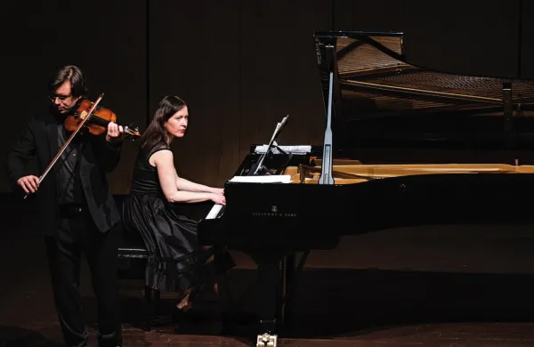 Žiga Brank je ob Beati Iloni Barcza nastopil s skoraj  tristo let stara 
violino italijanskega mojstra Landolfija.