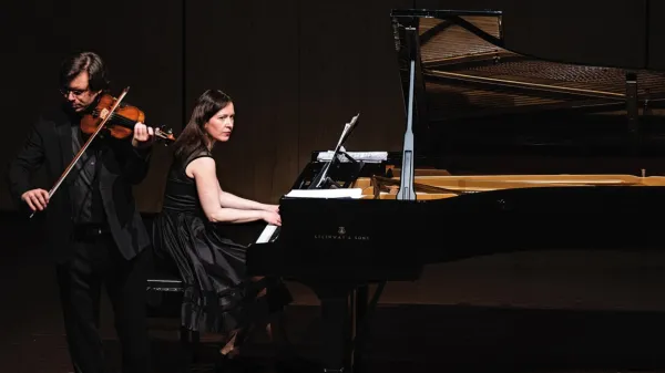 Žiga Brank je ob Beati Iloni Barcza nastopil s skoraj  tristo let stara 
violino italijanskega mojstra Landolfija.