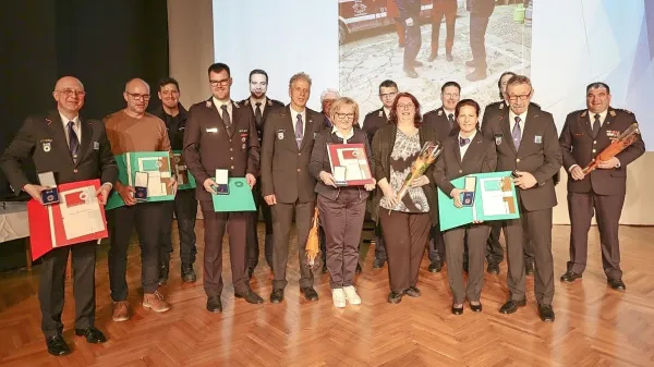 Nagrajenci na skupni fotografiji v družbi poveljnika Civilne zaščite 
RS Srečka Šestana.  