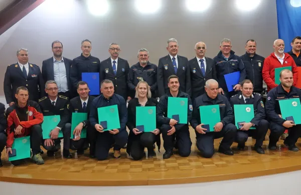 Ob dveh osrednjih so ob dnevu CZ podelili še 11 bronastih, dva 
srebrna in štiri zlate znake CZ nepogrešljivim na Severnem 
primorskem. 