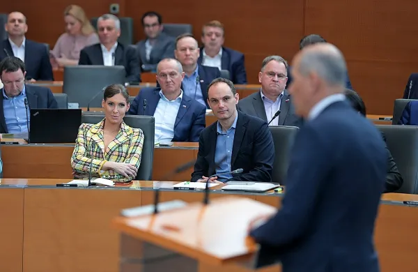 Anže Logar in Eva Irgl se iz prve selita v zadnjo klop, kjer sedi tudi 
Dejan Kaloh.
