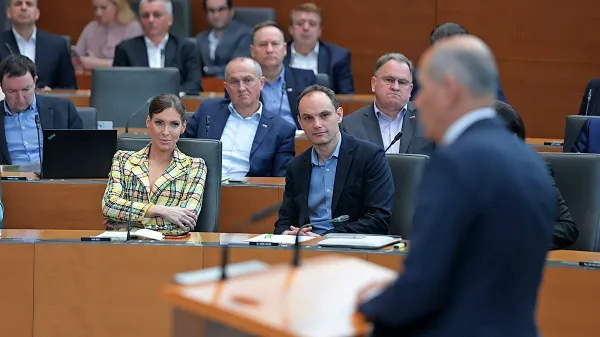 Anže Logar in Eva Irgl se iz prve selita v zadnjo klop, kjer sedi tudi 
Dejan Kaloh.
