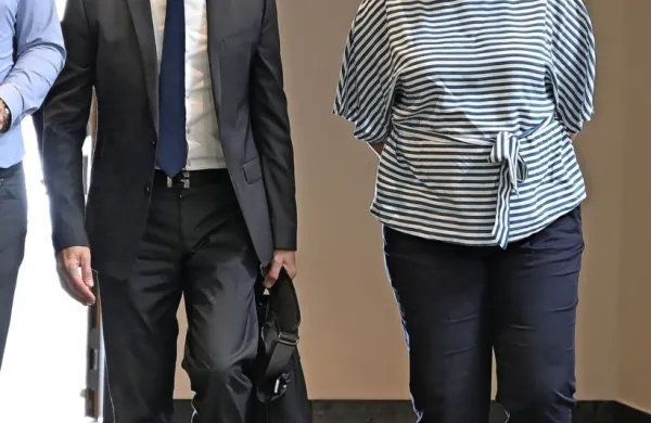 Umik Vesne Vuković odpira tudi vprašanja, ali se bo Robert Golob 
obdržal  kot predsednik vlade do konca parlamentarnega mandata.  