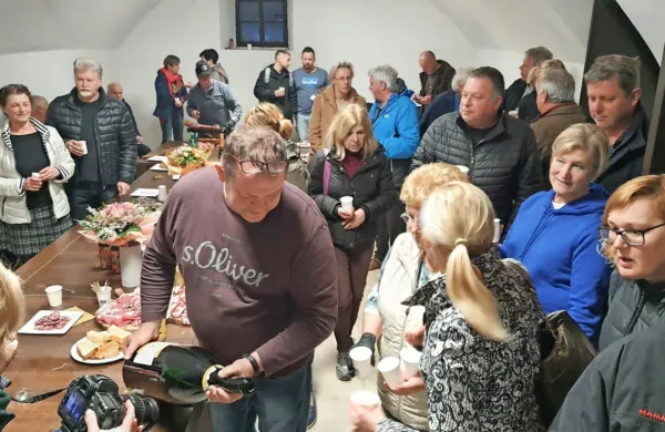  Glasovanje so v Gotski hiši spremljali člani Eko Anhovo, CI Danes!  
in podporniki, ob nedvoumnem izidu pa so proslavili.