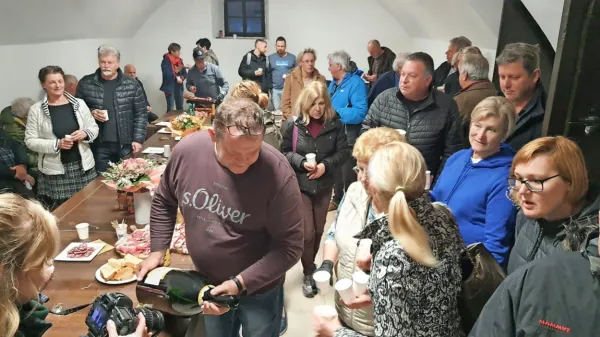  Glasovanje so v Gotski hiši spremljali člani Eko Anhovo, CI Danes!  
in podporniki, ob nedvoumnem izidu pa so proslavili.