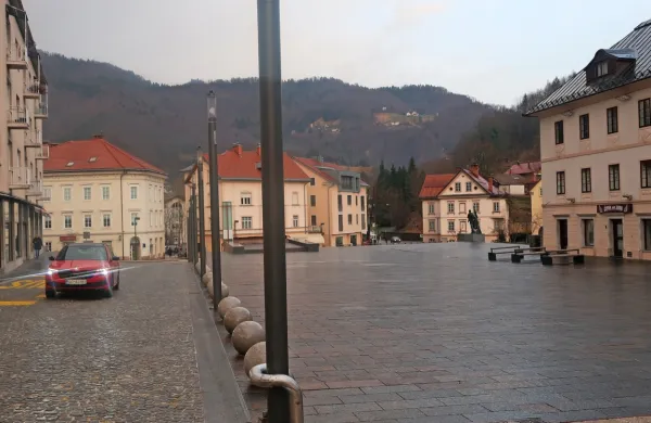 Idrija: luči so, kje so pa ljudje?