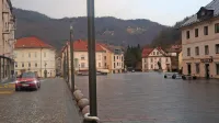 Idrija: luči so, kje so pa ljudje?