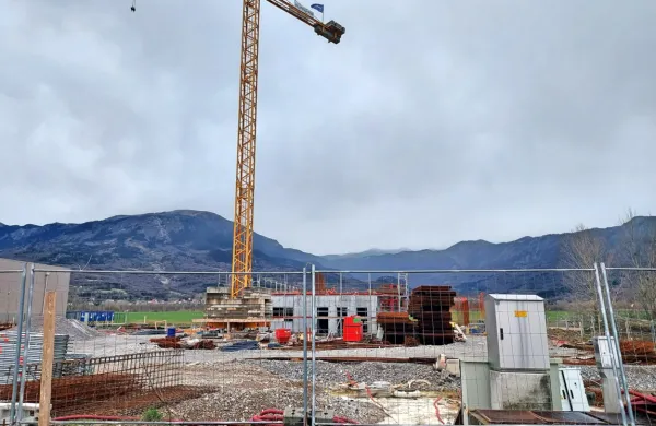 V logističnem centru že gradijo gasilsko reševalni center, zdravstveni center pa bodo začeli graditi čez eno leto.  