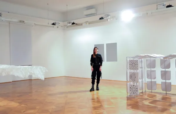 Nežka Zamar med svojimi deli v Galeriji Loža v Kopru, kjer bodo 
razstavljena vse do maja. 