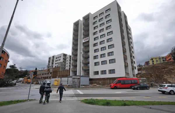 Tehnični pregled “občinskega” bloka naj bi bil aprila, uporabno 
dovoljenje pa naj bi pridobili maja. 