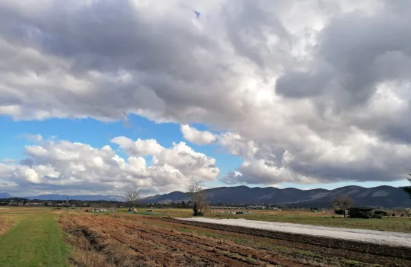     Zaradi dolgotrajnega deževja   so  težave v poljedelstvu, saj moča 
onemogoča sajenje poljščin.   