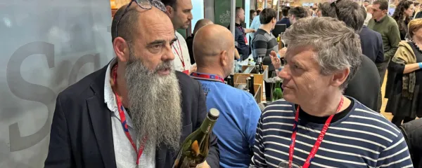 Klepet o vinu: Jean Michel Morel (levo) z domačije Kabaj v Brdih in 
Simon J. Woolf, avtor uspešnice Amber Revolution, ki obravnava 
tudi vrsto slovenskih pridelovalcev.