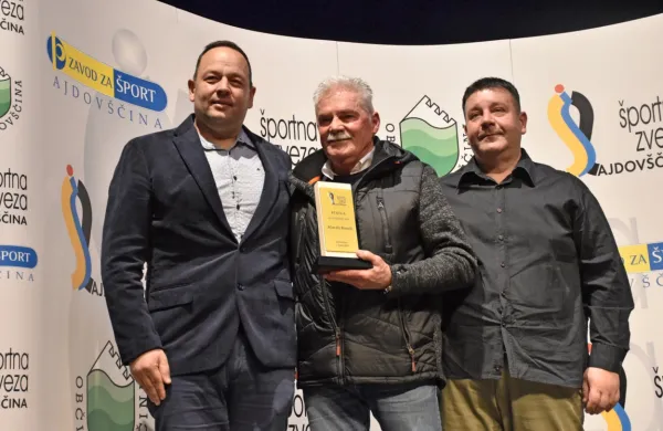 Statuo za življenjsko delo  je  Klavdij Brecelj prejel iz roki podžupana Matjaža Bajca (levo)  in predsednika ŠZ 
Ajdovščina Miloša Popovića.