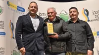 Statuo za življenjsko delo  je  Klavdij Brecelj prejel iz roki podžupana Matjaža Bajca (levo)  in predsednika ŠZ 
Ajdovščina Miloša Popovića.