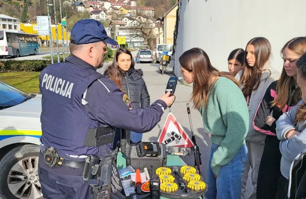 Policisti mladim predstavili svoje delo